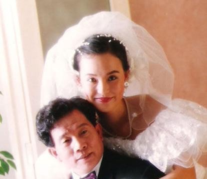 翁靜晶的“忘年戀”:“爹式”婚姻長達29年,張國榮曾為她著迷 翁靜晶的“忘年戀”:“爹式”婚姻長達29年,張國榮曾為她著迷