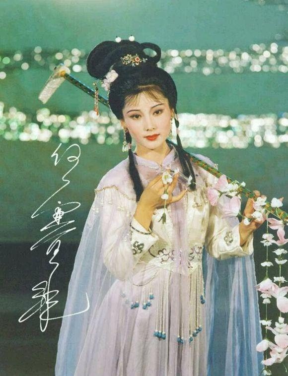 演員何賽飛：父親為她終身未娶，和初戀結婚34年，婚姻狀況如何？