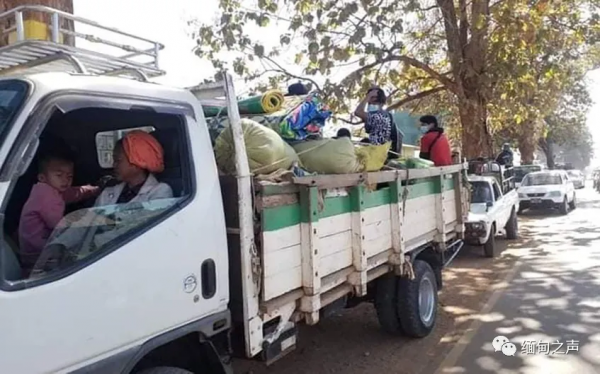到處都在打仗！房子被炸！緬甸難民坐在地上，雙手合十為緬甸祈福