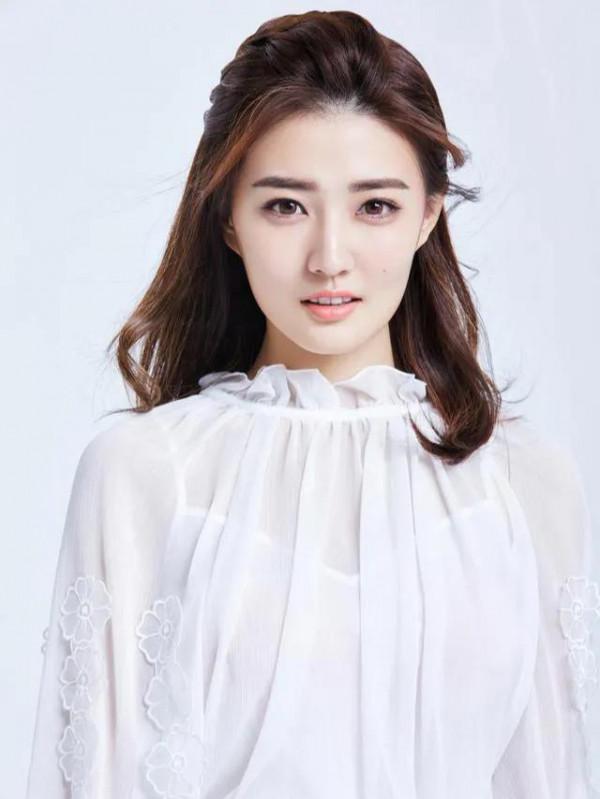 徐璐 中國新生代美女演員 優雅靚麗 百搭服飾美得好似三月盛開的桃花