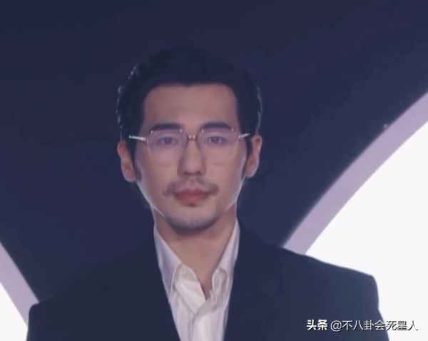 男明星走紅毯的出位表現：李現裹被子，鄧倫油膩，彭昱暢拉玩具車