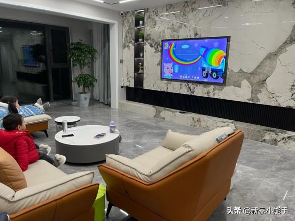 一家四口喬遷新居，全屋裝修漂亮上檔次，生活幸福又令人羨慕