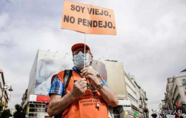 西班牙停電傳聞令華人百元店的手電筒，蠟燭燈成熱銷品