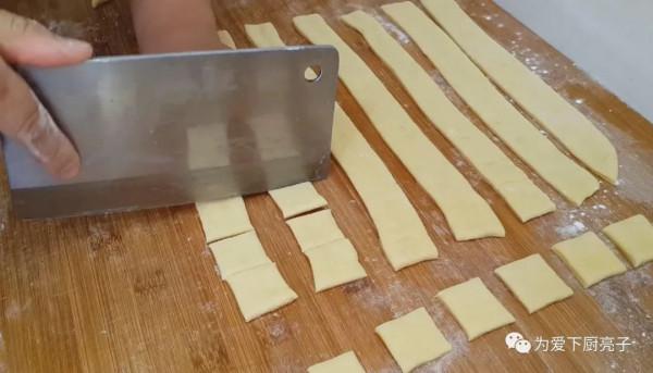 自制發麵餅的做法,鍋裡一烙,比吃麵包餅乾還過癮,真的太美妙了 自制發麵餅的做法,鍋裡一烙,比吃麵包餅乾還過癮,真的太美妙了