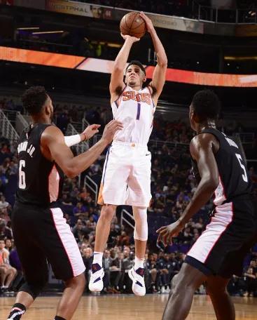 布克和米切爾，誰能擔起新生代分衛的榮耀？誰最像黑曼巴？