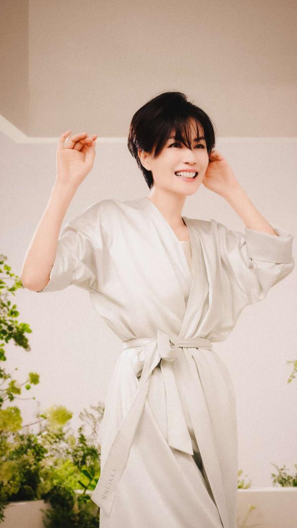 誰說高鼻樑才美麗，這幾位女星鼻子一個比一個塌，卻個個美若天仙