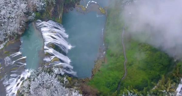 春雪紛飛染冬色 黔地皚皚似北國