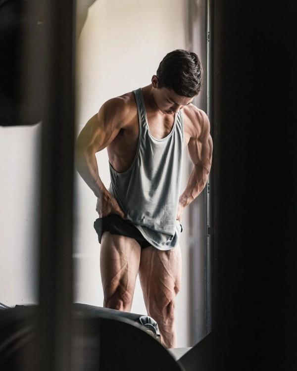 4年過去，“迷你施瓦辛格”怎麼樣了？網友：健身果然長不高