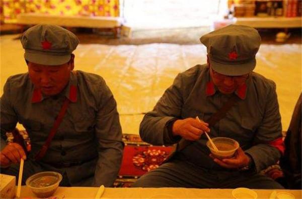 1938年得知老戰友被抓，李開文怒砸中央監獄，主席得知後：砸得好