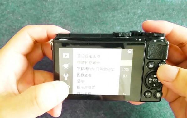 從抽屜拿出四年前的微單，這款尼康J5，有幾個功能體驗和手機很像