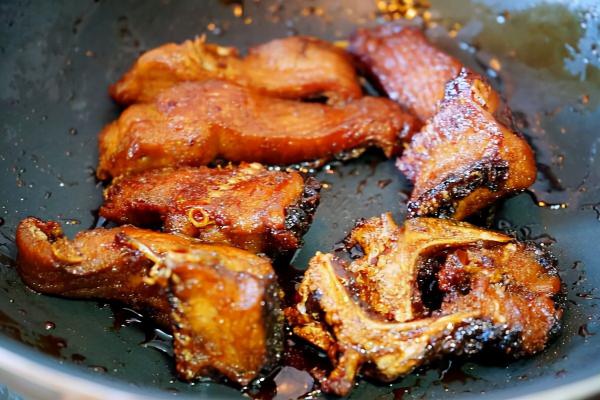 草魚的新吃法:把草魚做成蘇氏乾燒魚,骨頭都是酥的,不腥還入味 草魚的新吃法:把草魚做成蘇氏乾燒魚,骨頭都是酥的,不腥還入味