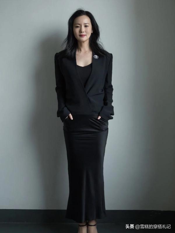 有肚子的女人別隻會“塞衣角”，學詠梅的顯瘦穿法，藏肉又時髦