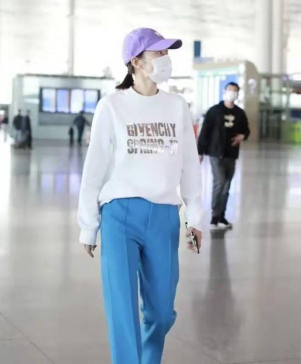 45歲劉敏濤扮嫩真有一套！穿粉色衛衣配牛仔褲，嫩得像個小姑娘