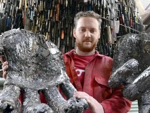 悲傷的“刀天使”用10萬把“兇刀”打造,每把背後都有一個受害者 悲傷的“刀天使”用10萬把“兇刀”打造,每把背後都有一個受害者