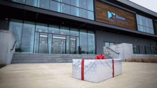 Spot機器狗放聖誕禮盒裡?波士頓動力出彩蛋,結果禮盒逃跑了 Spot機器狗放聖誕禮盒裡?波士頓動力出彩蛋,結果禮盒逃跑了