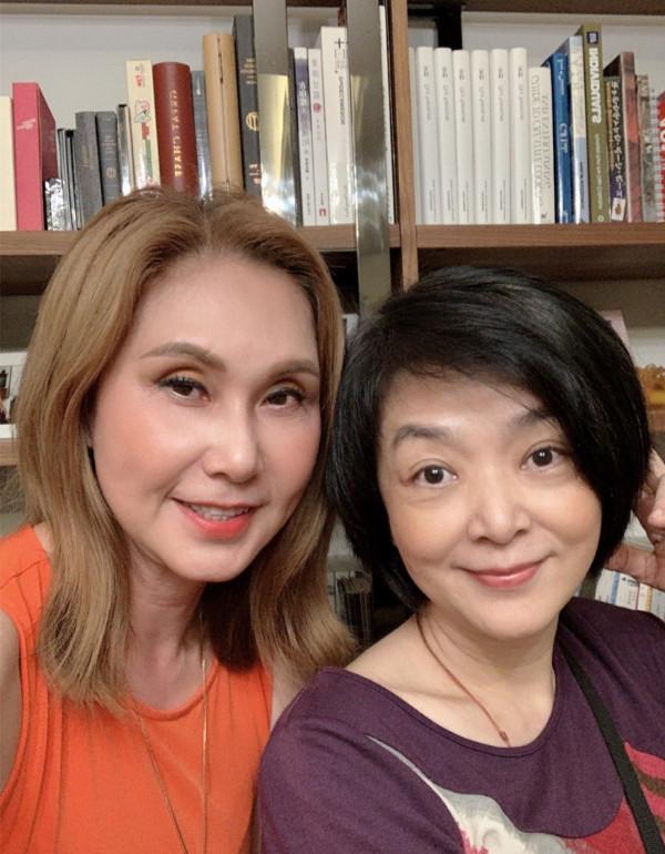 廖啟智去世6個月!妻子與一眾TVB花旦過中秋,走出陰霾展露笑顏 廖啟智去世6個月!妻子與一眾TVB花旦過中秋,走出陰霾展露笑顏