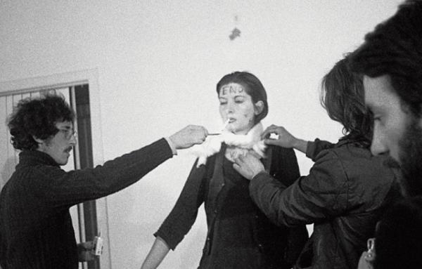 她將身體麻醉6小時，任由觀眾隨意處置，結局：意料內的醜惡人性