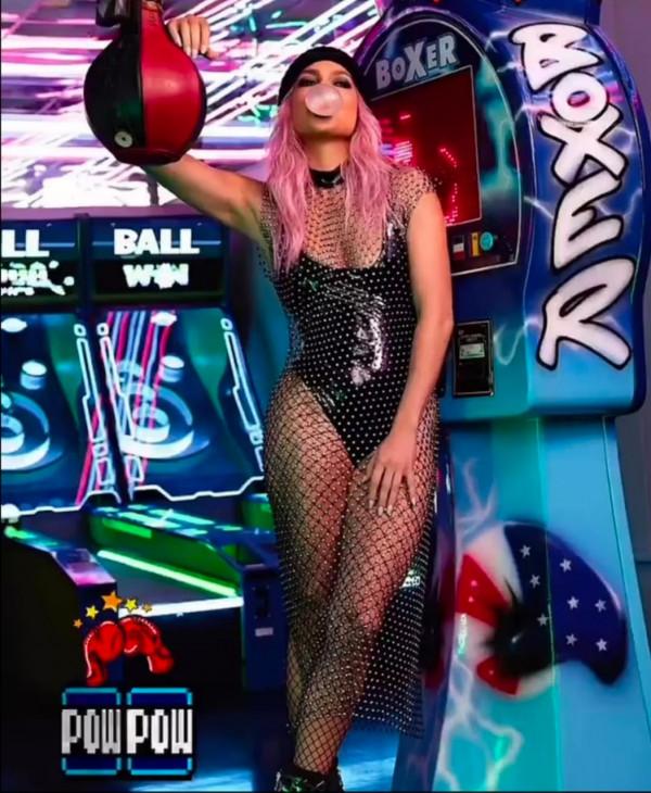 52歲的詹妮弗·洛佩茲身著假髮和漆皮軍靴遊戲機子裡拍照 52歲的詹妮弗·洛佩茲身著假髮和漆皮軍靴遊戲機子裡拍照