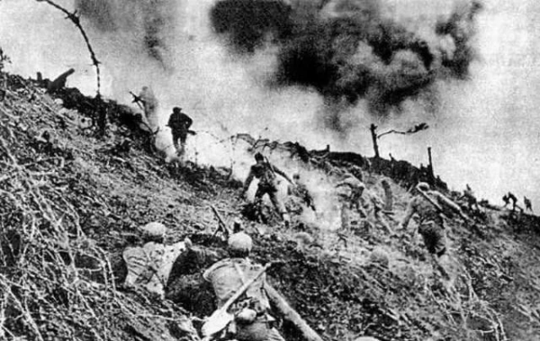 敵兵在逃跑時突然消失，卻意外讓三名戰士陰差陽錯，立下奇功