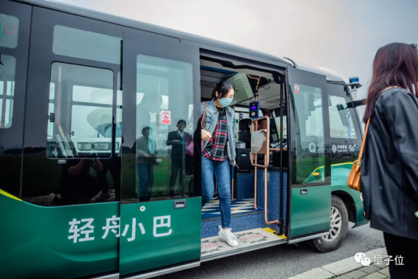 無錫鬧市無人車，大爺大媽搶著坐