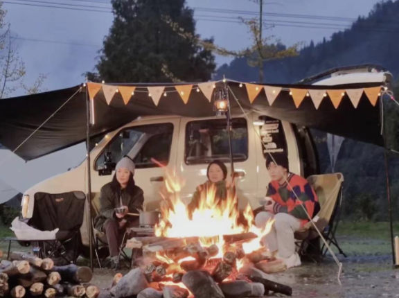 47歲周迅外出露營被偶遇 與彭昱暢同框毫無年齡差