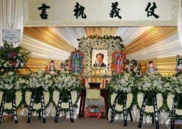 2006年董驃去世，葬禮上成龍曾志偉扶靈，四妻七子為何不爭奪遺產
