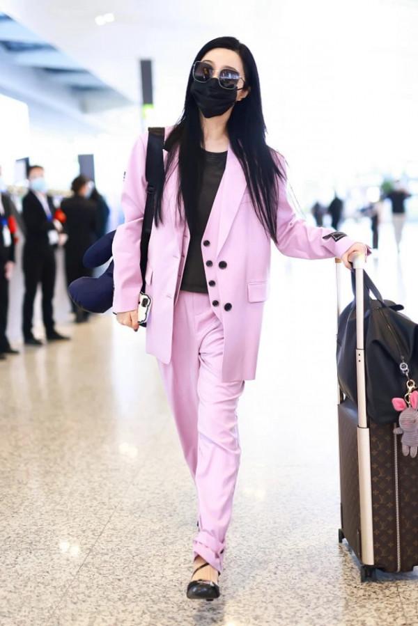 范冰冰時尚感沒得說,粉色西裝穿出氣場,這高階感根本“壓不住” 范冰冰時尚感沒得說,粉色西裝穿出氣場,這高階感根本“壓不住”