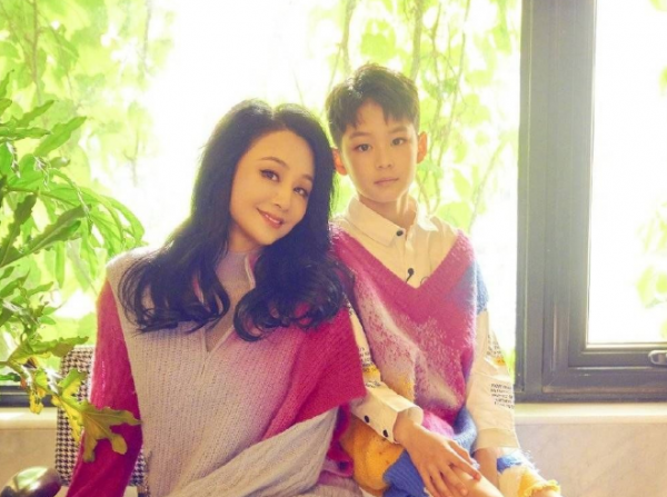 過氣主持人的尷尬：蹭熱度、跑商演、被網友嫌棄，看著好卑微