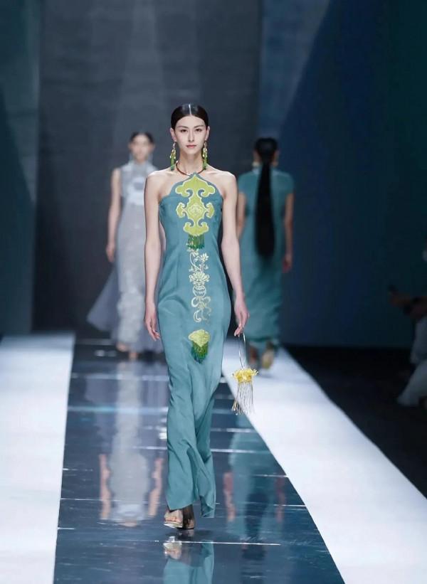 國際超模大賽冠軍鄧婧宣，端莊 大氣 還柔和，這才是中國式美麗