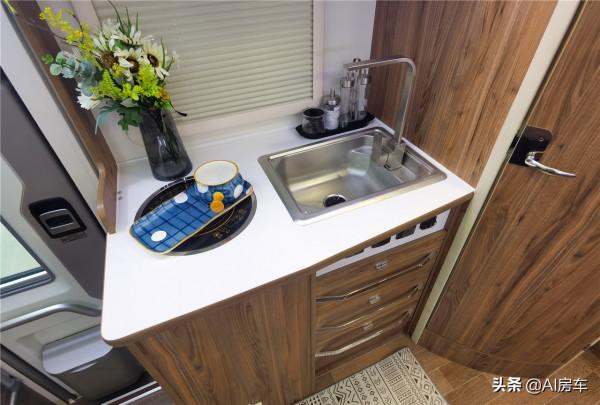 星球命名的旅行車？顏值高，功能強，空間也大，6人食宿很簡單