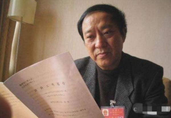 馮鞏搭檔牛群：被質疑貪汙，58歲妻離子散，這些年他過的有多慘？