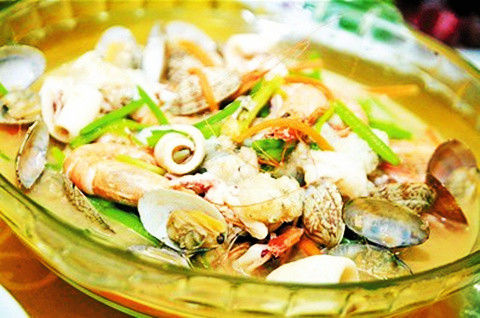 每天600斤食物，一頓飯100道菜，穿越回古代當皇上你能吃到啥？