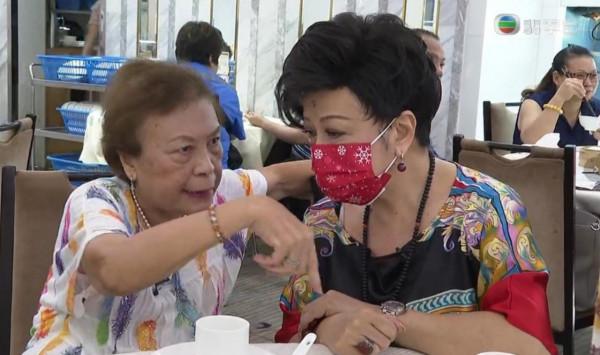 84歲餘慕蓮與好友聚餐，被乳鴿嗆得滿臉通紅，靠標靶藥維持健康