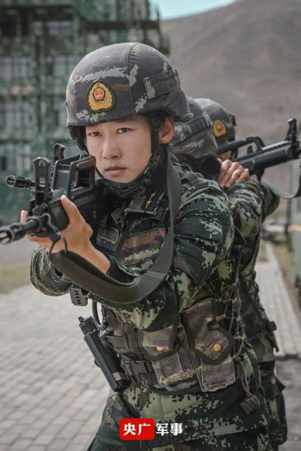 實力圈粉！女子特戰隊員高燃桌布來了