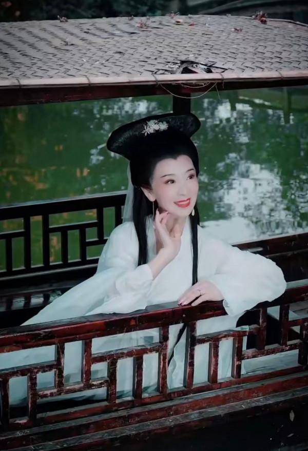 80歲奶奶仿妝“白娘子”，穿古風白裙身材纖細，氣質不輸趙雅芝