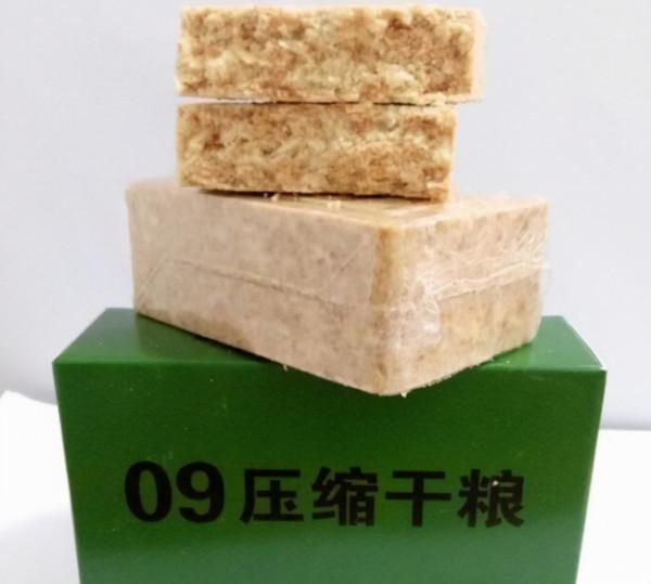 壓縮餅乾那麼小一塊,為何抗餓?放水中煮半個小時,你就明白 壓縮餅乾那麼小一塊,為何抗餓?放水中煮半個小時,你就明白