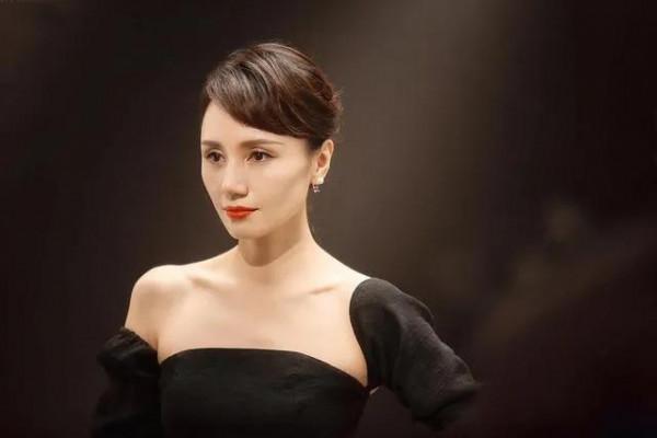 44歲袁泉真的好氣質，短髮微笑太迷人，不愧被稱為&OpenCurlyDoubleQuote;氣質女神&rdquo;