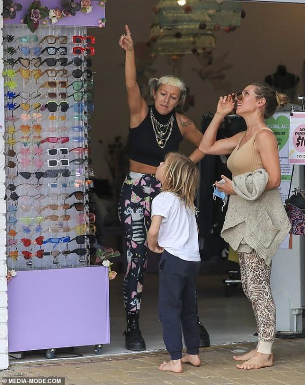 “雷神”45歲愛妻背兒子去購物，母子都光腳丫，強壯身體不輸丈夫