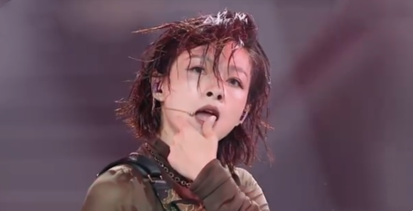 熱巴吐舌、萬茜嘟嘴、倪妮撩頭髮，女星油膩起來就沒男星什麼事了