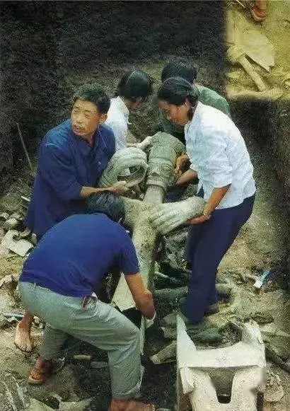 破譯三星堆：青銅大立人拿的是什麼？龍鳳圖騰起源於蛇鳥崇拜？