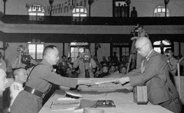 大漢奸給日寇捐40架飛機，曾受天皇接見，日本投降之後不逃跑