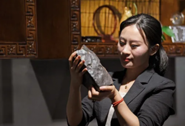 隕石每克拉一萬,貴州女孩有400公斤卻不出售?愛好不能用錢衡量 隕石每克拉一萬,貴州女孩有400公斤卻不出售?愛好不能用錢衡量