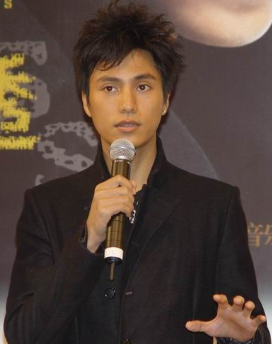 “目中無人”陳坤,當眾怒砸謝霆鋒,大罵學生,王菲4字犀利回懟 “目中無人”陳坤,當眾怒砸謝霆鋒,大罵學生,王菲4字犀利回懟