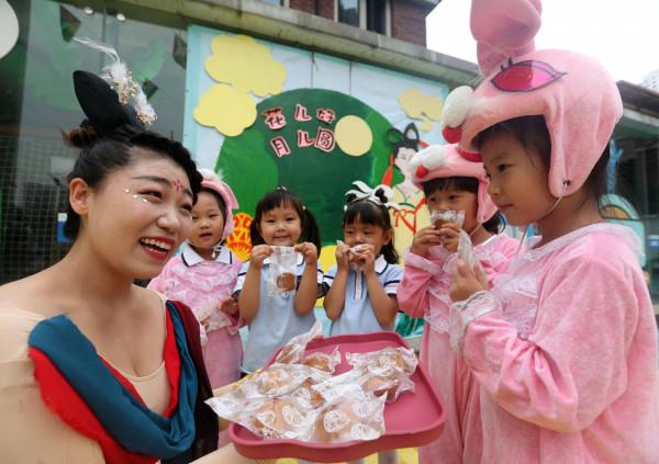 “花兒好 月兒圓”娃娃過中秋