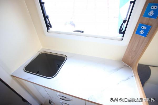 國產新型輕量化頂配拖掛房車!​長6.2米,變色龍車身配木質內飾 國產新型輕量化頂配拖掛房車!​長6.2米,變色龍車身配木質內飾