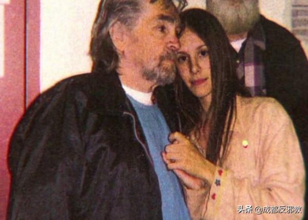 美國邪教頭目曼森,洗腦女教徒犯下滅門案,79歲還被26歲姑娘求婚 美國邪教頭目曼森,洗腦女教徒犯下滅門案,79歲還被26歲姑娘求婚
