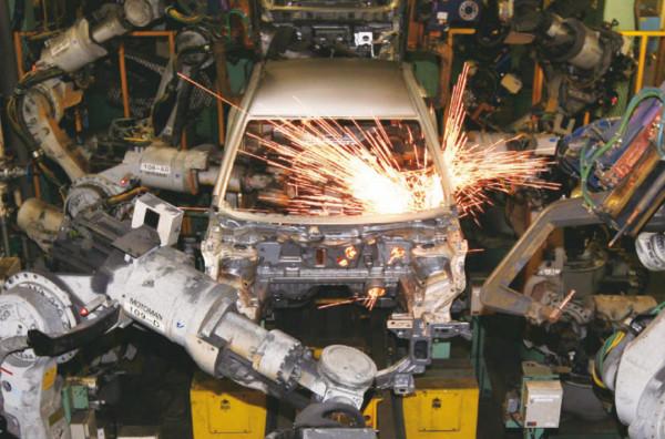 用膠水和塑膠造車 你敢信？大車企表示：這是常規操作！