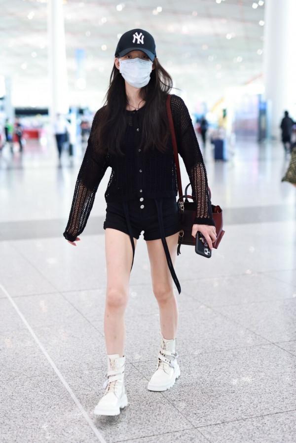 林允穿鏤空袖上衣搭配黑色短褲，腳踩白色運動鞋又酷又美