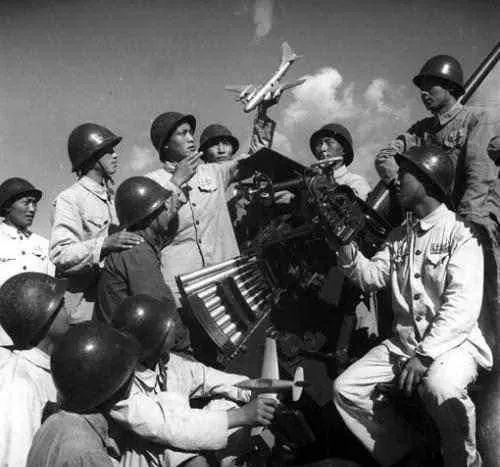 美軍戰機猖狂低飛，志願軍師長一聲令下，三千支槍一齊指向天空