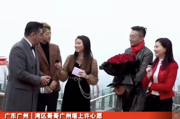 主持人直播時被突然求婚！男友衝入鏡頭手捧鮮花單膝跪地